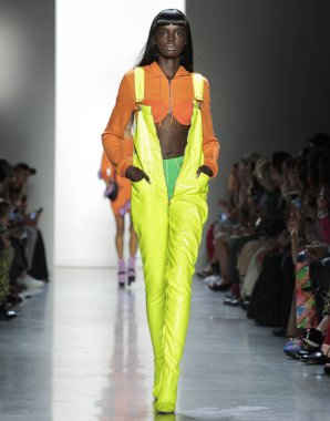 New York, Ny - 06 Eylül 2018: Jeremy Scott ilkbahar yaz 2019 moda pist göster New York moda haftası sırasında Duckie Thot yürür
