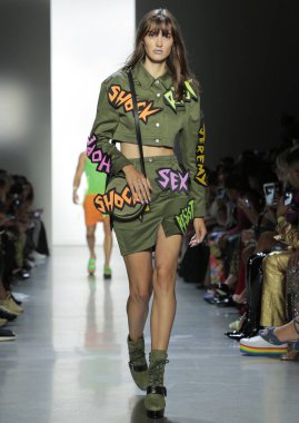 New York, Ny - 06 Eylül 2018: Camille Hurel New York moda haftası sırasında Jeremy Scott ilkbahar yaz 2019 defile pist yürür