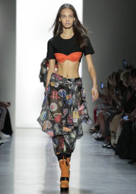 New York, Ny - 06 Eylül 2018: Ellen Rosa New York moda haftası sırasında Jeremy Scott ilkbahar yaz 2019 defile pist yürür