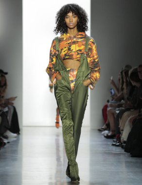 New York, Ny - 06 Eylül 2018: Aiden Curtiss New York moda haftası sırasında Jeremy Scott ilkbahar yaz 2019 defile pist yürür