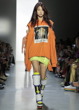 New York, Ny - 06 Eylül 2018: Hoyeon Jung New York moda haftası sırasında Jeremy Scott ilkbahar yaz 2019 defile pist yürür