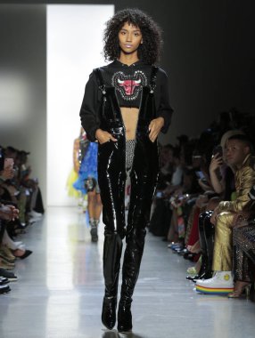New York, Ny - 06 Eylül 2018: Aiden Curtiss New York moda haftası sırasında Jeremy Scott ilkbahar yaz 2019 defile pist yürür