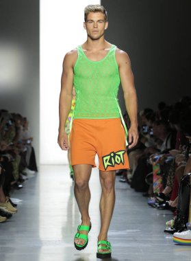 New York, Ny - 06 Eylül 2018: Mitchell Slaggert New York moda haftası sırasında Jeremy Scott ilkbahar yaz 2019 defile pist yürür