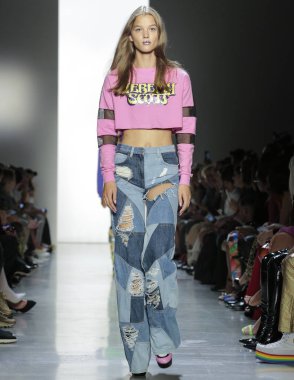 New York, Ny - 06 Eylül 2018: Jeremy Scott ilkbahar yaz 2019 moda pist göster New York moda haftası sırasında Laurijn Bijnen yürür