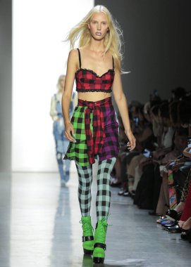 New York, Ny - 06 Eylül 2018: Jessie Bloemendaal New York moda haftası sırasında Jeremy Scott ilkbahar yaz 2019 defile pist yürür
