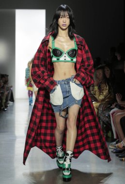 New York, Ny - 06 Eylül 2018: Jeremy Scott ilkbahar yaz 2019 moda pist göster New York moda haftası sırasında Sora Choi yürür