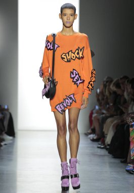 New York, Ny - 06 Eylül 2018: Jeremy Scott ilkbahar yaz 2019 moda pist göster New York moda haftası sırasında Dilone yürür