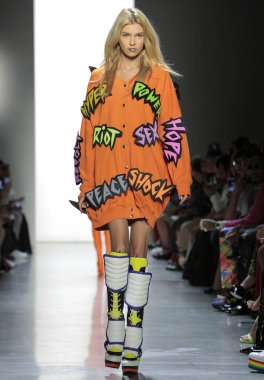 New York, Ny - 06 Eylül 2018: Jeremy Scott ilkbahar yaz 2019 moda pist göster New York moda haftası sırasında Stella Maxwell yürür