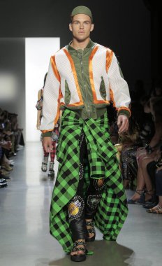 New York, Ny - 06 Eylül 2018: Mitchell Slaggert New York moda haftası sırasında Jeremy Scott ilkbahar yaz 2019 defile pist yürür