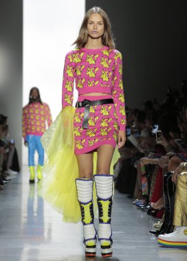 New York, Ny - 06 Eylül 2018: Jeremy Scott ilkbahar yaz 2019 moda pist göster New York moda haftası sırasında Birgit Kos yürür