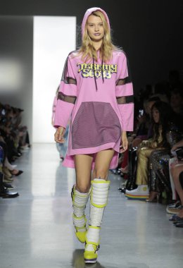 New York, Ny - 06 Eylül 2018: Jeremy Scott ilkbahar yaz 2019 moda pist göster New York moda haftası sırasında Cayley Kral yürür