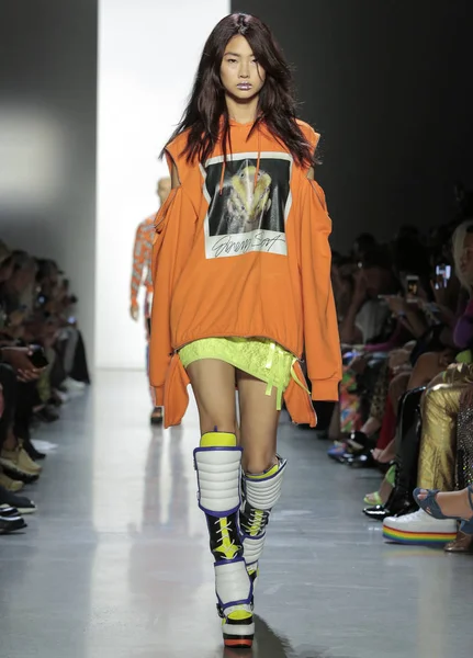 New York September 2018 Hoyeon Jung Loopt Baan Jeremy Scott — Stockfoto