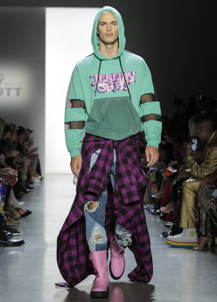 Jeremy Scott - tavaszi-nyári 2019 kollekció — Stock Fotó