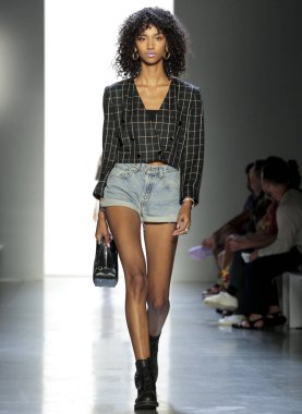 New York, Ny - 06 Eylül 2018: Aiden Curtiss Jeremy Scott ilkbahar yaz 2019 moda gösterisi sırasında New York moda haftası için prova sırasında pist yürür