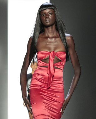 New York, Ny - 06 Eylül 2018: pist Jeremy Scott ilkbahar yaz 2019 moda için prova sırasında göstermek New York moda haftası sırasında Duckie Thot yürür