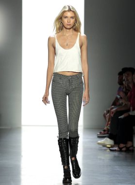 New York, Ny - 06 Eylül 2018: pist Jeremy Scott ilkbahar yaz 2019 moda için prova sırasında göstermek New York moda haftası sırasında Stella Maxwell yürür