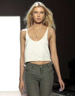 New York, Ny - 06 Eylül 2018: pist Jeremy Scott ilkbahar yaz 2019 moda için prova sırasında göstermek New York moda haftası sırasında Stella Maxwell yürür