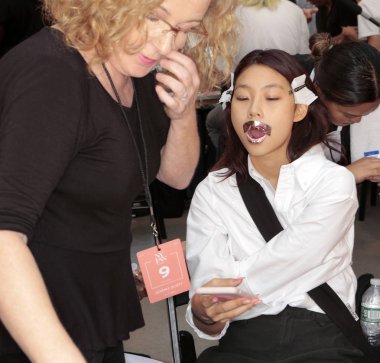 New York, Ny - 06 Eylül 2018: Manken sahne arkasında Jeremy Scott ilkbahar yaz 2019 defile için New York moda hafta kadın sırasında hazırlar.