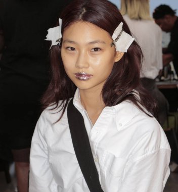 New York, Ny - 06 Eylül 2018: Manken sahne arkasında Jeremy Scott ilkbahar yaz 2019 defile için New York moda hafta kadın sırasında hazırlar.