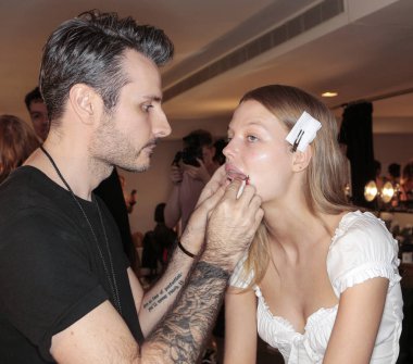 New York, Ny - 06 Eylül 2018: Manken sahne arkasında Jeremy Scott ilkbahar yaz 2019 defile için New York moda hafta kadın sırasında hazırlar.