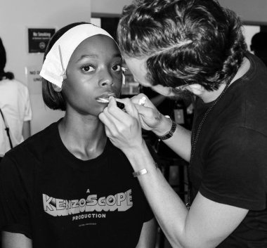 New York, Ny - 06 Eylül 2018: Manken sahne arkasında Jeremy Scott ilkbahar yaz 2019 defile için New York moda hafta kadın sırasında hazırlar.