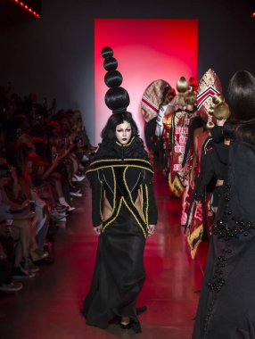 New York, Ny - 11 Eylül 2018: Namilia bahar yaz 2019 moda pist göster New York moda haftası sırasında Violet Chachki yürür