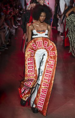 New York, Ny - 11 Eylül 2018: pist Namilia bahar yaz 2019 moda New York moda haftası sırasında göstermek bir model yürür.