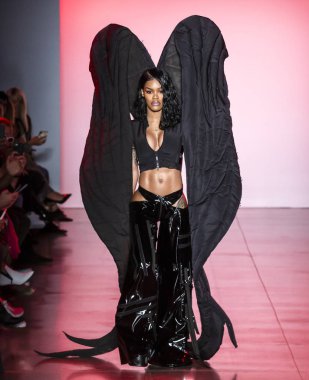 New York, Ny - 11 Eylül 2018: Teyana Taylor New York moda haftası sırasında Namilia bahar yaz 2019 defile pist yürür