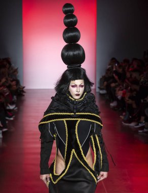 New York, Ny - 11 Eylül 2018: Namilia bahar yaz 2019 moda pist göster New York moda haftası sırasında Violet Chachki yürür