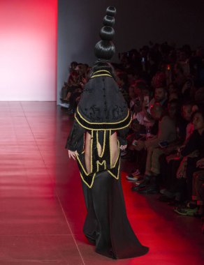 New York, Ny - 11 Eylül 2018: Namilia bahar yaz 2019 moda pist göster New York moda haftası sırasında Violet Chachki yürür