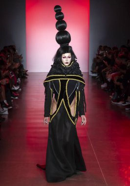 New York, Ny - 11 Eylül 2018: Namilia bahar yaz 2019 moda pist göster New York moda haftası sırasında Violet Chachki yürür