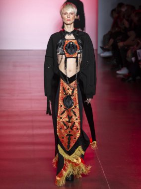 New York, Ny - 11 Eylül 2018: pist Namilia bahar yaz 2019 moda New York moda haftası sırasında göstermek bir model yürür.