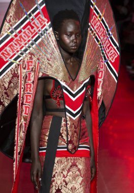 New York, Ny - 11 Eylül 2018: pist Namilia bahar yaz 2019 moda New York moda haftası sırasında göstermek bir model yürür.