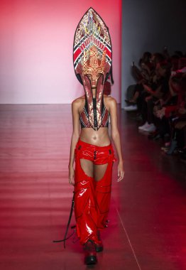 New York, Ny - 11 Eylül 2018: pist Namilia bahar yaz 2019 moda New York moda haftası sırasında göstermek bir model yürür.