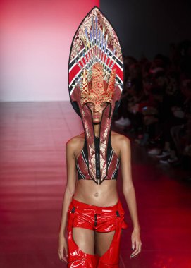 New York, Ny - 11 Eylül 2018: pist Namilia bahar yaz 2019 moda New York moda haftası sırasında göstermek bir model yürür.