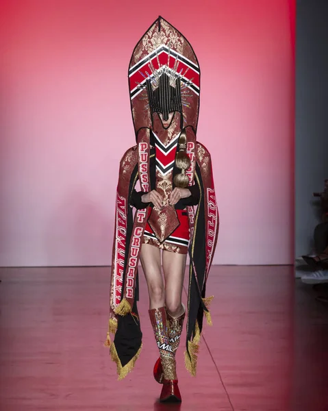 New York, Ny - 11 Eylül 2018: pist Namilia bahar yaz 2019 moda New York moda haftası sırasında göstermek bir model yürür.