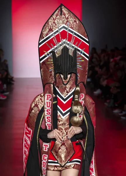 New York, Ny - 11 Eylül 2018: pist Namilia bahar yaz 2019 moda New York moda haftası sırasında göstermek bir model yürür.