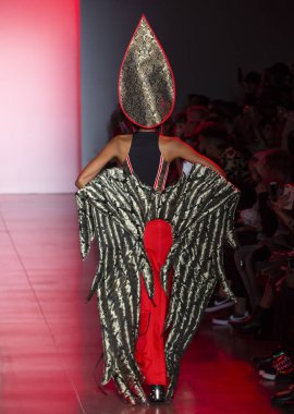 New York, Ny - 11 Eylül 2018: pist Namilia bahar yaz 2019 moda New York moda haftası sırasında göstermek bir model yürür.