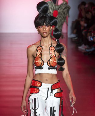 New York, Ny - 11 Eylül 2018: pist Namilia bahar yaz 2019 moda New York moda haftası sırasında göstermek bir model yürür.