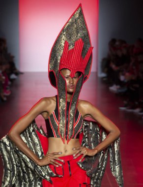 New York, Ny - 11 Eylül 2018: pist Namilia bahar yaz 2019 moda New York moda haftası sırasında göstermek bir model yürür.