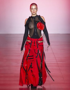 New York, Ny - 11 Eylül 2018: pist Namilia bahar yaz 2019 moda New York moda haftası sırasında göstermek bir model yürür.