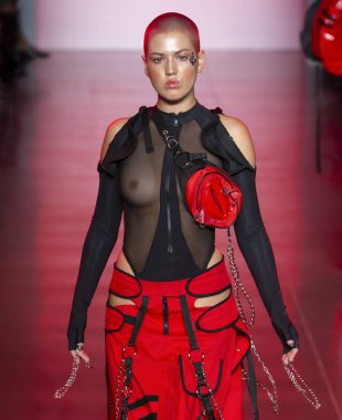 New York, Ny - 11 Eylül 2018: pist Namilia bahar yaz 2019 moda New York moda haftası sırasında göstermek bir model yürür.