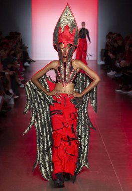 New York, Ny - 11 Eylül 2018: pist Namilia bahar yaz 2019 moda New York moda haftası sırasında göstermek bir model yürür.