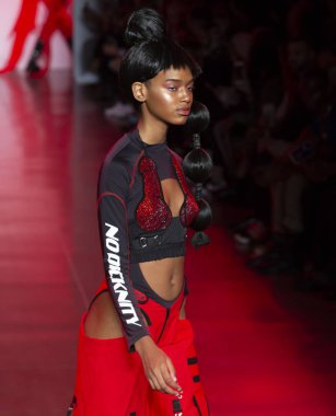 New York, Ny - 11 Eylül 2018: pist Namilia bahar yaz 2019 moda New York moda haftası sırasında göstermek bir model yürür.