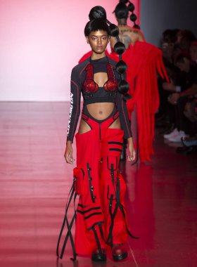 New York, Ny - 11 Eylül 2018: pist Namilia bahar yaz 2019 moda New York moda haftası sırasında göstermek bir model yürür.