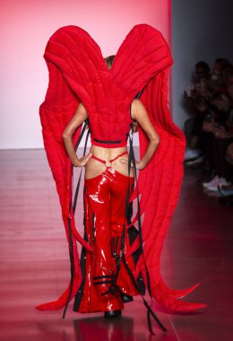 New York, Ny - 11 Eylül 2018: Namilia bahar yaz 2019 moda pist göster New York moda haftası sırasında Paris Hilton yürür