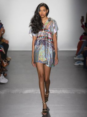 New York, Ny - 08 Eylül 2018: pist Custo Barcelona bahar yaz 2019 moda New York moda haftası sırasında göstermek bir model yürür.