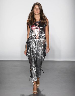 New York, Ny - 08 Eylül 2018: pist Custo Barcelona bahar yaz 2019 moda New York moda haftası sırasında göstermek bir model yürür.