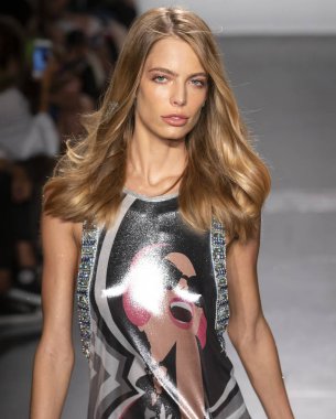 New York, Ny - 08 Eylül 2018: pist Custo Barcelona bahar yaz 2019 moda New York moda haftası sırasında göstermek bir model yürür.