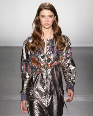 New York, Ny - 08 Eylül 2018: pist Custo Barcelona bahar yaz 2019 moda New York moda haftası sırasında göstermek bir model yürür.